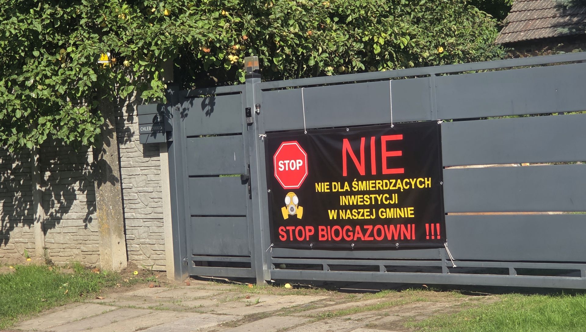 Mieszkańcy Chlebówka w gminie Stara Dąbrowa sprzeciwiają się budowie biogazowni w ich wsi. Inwestycja ma powstać w odległości 600 metrów od budynków mieszkalnych.