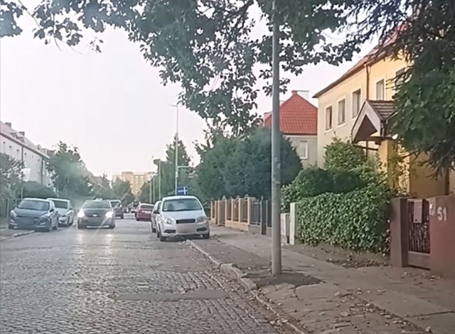 Parkowanie na ul. Konopnickiej, fot. Słuchacz, pan Krzysztof 24.09.2025