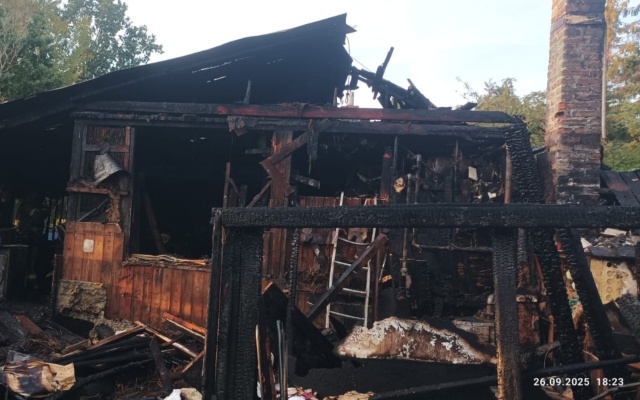 Dom po pożarze w Nowym Warpnie - fot.Słuchacz 3.10.2025