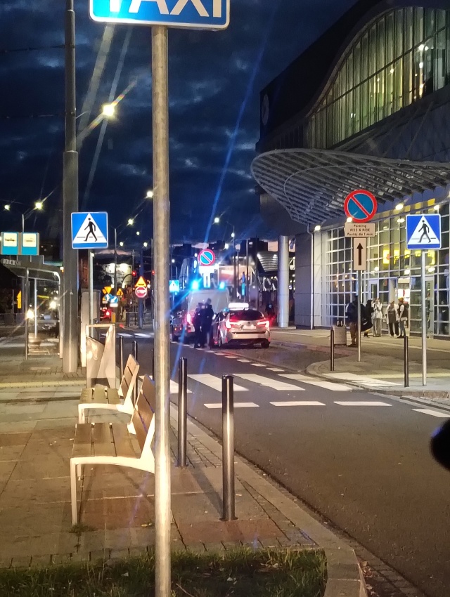Policjanci kontrolują auto pod dworcem - fot. Słuchacz 10.10.2025