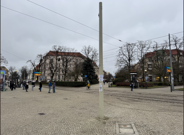 Nieestetyczny słup na Placu Grunwaldzkim w Szczecinie 17.12.2025