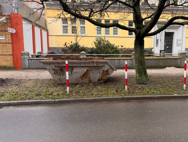 Kontener na ul. Pobożnego, fot. Słuchacz, pan Piotr 17.02.2026