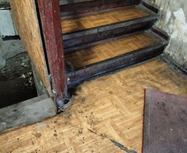 Klatka kamienicy przy ul. Krzywoustego, fot. Słuchacz 12.03.2026