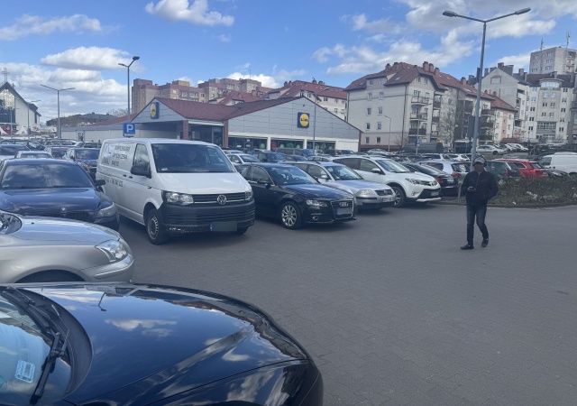 Parkowanie podczas meczu Pogoni Szczecin, fot. Słuchacz 07.04.2026