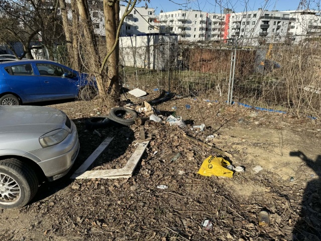 Śmieci na ul. Salomei, fot. Słuchacz, pan Maciej 09.04.2026