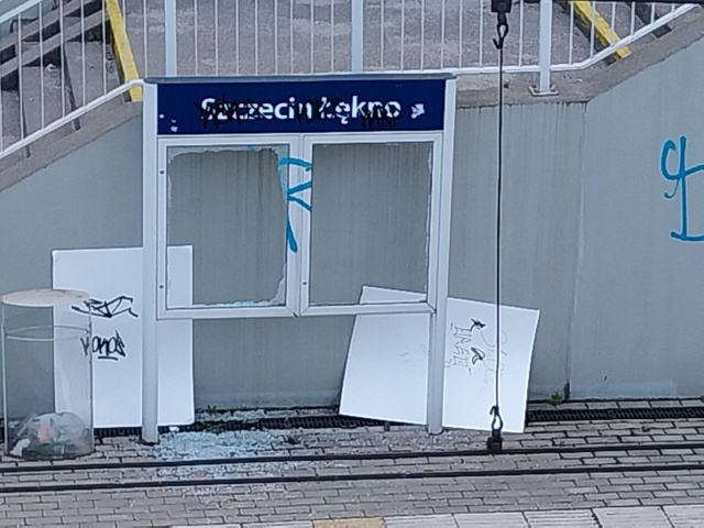 Zdewastowany przystanek kolejowy Szczecin - Łękno, fot. Słuchacz, pan Krzysztof 21.04.2026