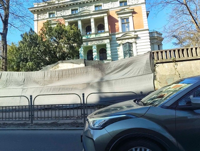 Płachta szpecąca mur przed willą, ul.Matejki 8 - fot.Słuchaczka 13.05.2026