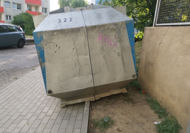 Kosze na śmieci przy ul. Świętoborzyców, fot. Słuchaczka, pani Anna 01.07.2026