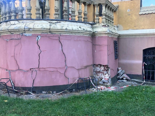 Fatalny stan części elewacji budynku Liceum Katolickiego - fot.Małgorzata Gwiazda-Elmerych 25.09.2026