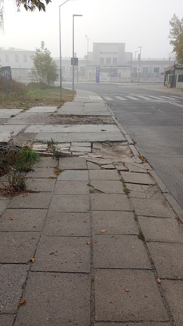 Uszkodzony chodnik przed Dworcem w Dąbiu - fot.Słuchacz 6.10.2026