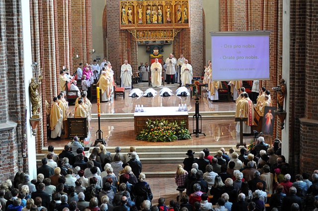 Święcenia kapłańskie - fot. Łukasz Szełemej [PR Szczecin] [14.04.2012] Święcenia kapłańskie w Katedrze