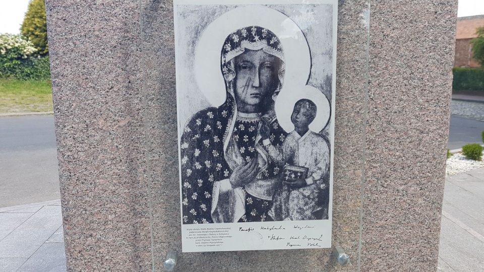 Kopia obrazu Matki Bożej podarowanego przez Prymasa Wyszyńskiego (umieszczona na pomniku Prymasa przed kościołem). Fot. Archiwum prywatne