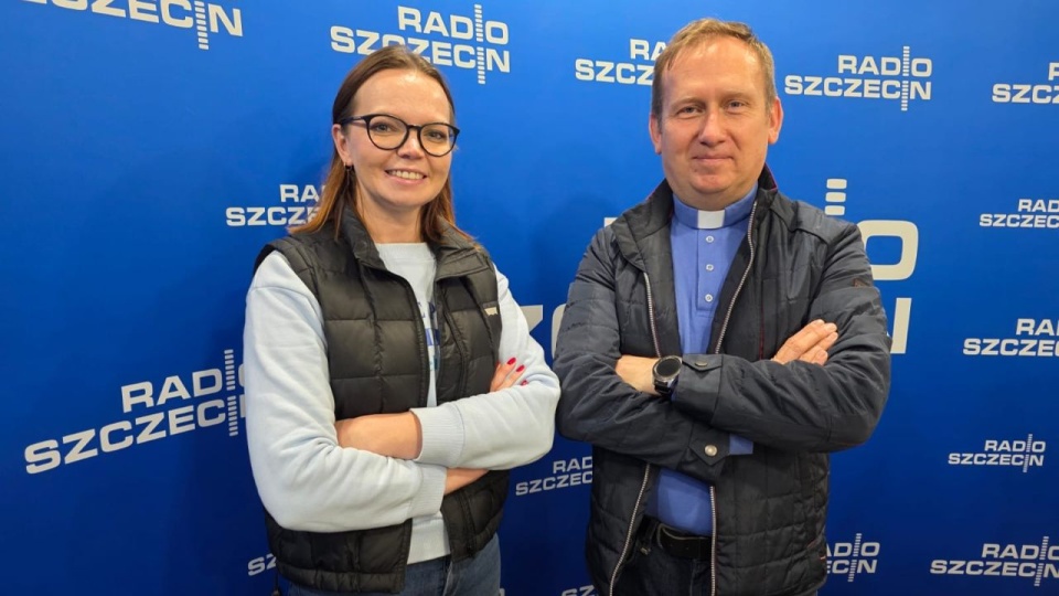 Ks. Paweł Ostrowski i Paulina Fryszka (Fundacja "Szczecińska"). Fot. Piotr Kołodziejski [Radio Szczecin]