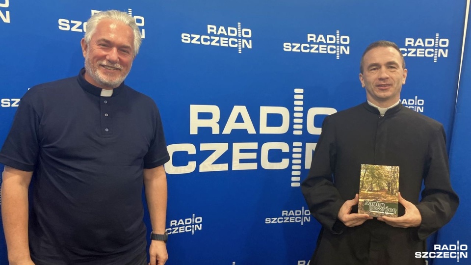 Od lewej: ks. Jarosław Szymczak i ks. Tomasz Ceniuch. Fot. Piotr Kołodziejski [Radio Szczecin]