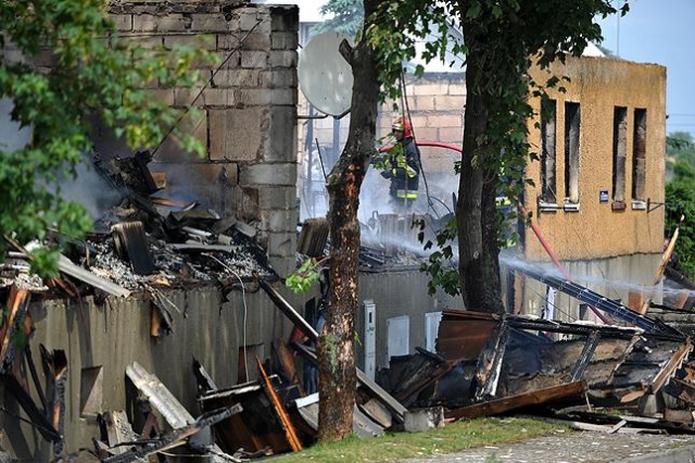 15.06.2013 - Budynek z mieszkaniami socjalnymi spłonął w Pyrzycach. Pożar, który wybuchł w sobotę przed południem gasiło kilkanaście jednostek straży pożarnej. Fot. Łukasz Szełemej [Radio Szczecin] [05.01.2014] Galeria Gościa: Rok 2013 w obiektywie reportera Radia Szczecin Łukasza Szełemeja