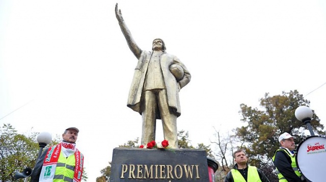 17.10.2013 - Związkowcy ustawili w czwartek na placu Grunwaldzkim w Szczecinie styropianowy pomnik, w kolorze złota, przedstawiający premiera Donalda Tuska. Fot. Łukasz Szełemej [Radio Szczecin] [05.01.2014] Galeria Gościa: Rok 2013 w obiektywie reportera Radia Szczecin Łukasza Szełemeja