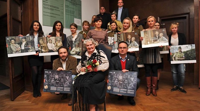 18.12.2013 - Bohaterki walki o wolną Polskę - Panny Niezłomne, czyli bojowniczki antykomunistycznego podziemia zostały bohaterkami kalendarza. Fot. Łukasz Szełemej [Radio Szczecin] [05.01.2014] Galeria Gościa: Rok 2013 w obiektywie reportera Radia Szczecin Łukasza Szełemeja