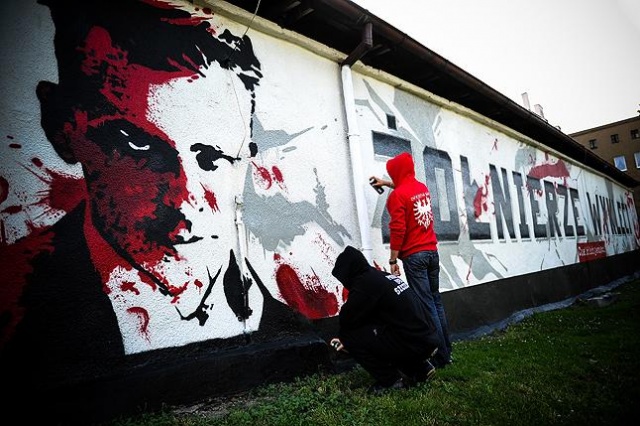 27.06.2013 - Miesiąc przygotowań oraz dwa dni malowania przyniosły niesamowity rezultat. W Śródmieściu powstał patriotyczny mural z Witoldem Pileckim w hołdzie Żołnierzom Wyklętym. Fot. Łukasz Szełemej [Radio Szczecin] [05.01.2014] Galeria Gościa: Rok 2013 w obiektywie reportera Radia Szczecin Łukasza Szełemeja