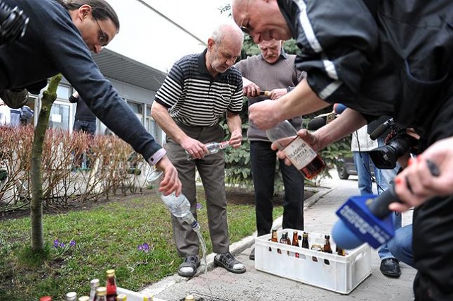 15.04.2013 - Bezdomni ze szczecińskiego schroniska Feniks, z bólem serca, pozbywali się alkoholu, który zimą skonfiskował personel ośrodka. W ten sposób powitano wiosnę. Fot. Łukasz Szełemej [Radio Szczecin] [05.01.2014] Galeria Gościa: Rok 2013 w obiektywie reportera Radia Szczecin Łukasza Szełemeja