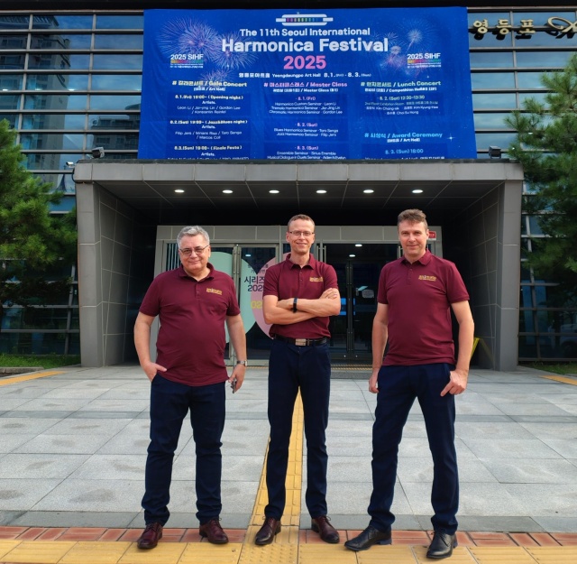 Trio Animato przed siedzibą 11th Seoul International Harmonica Festival 2025 w Korei. Fot. Materiały prasowe Animato Muzycy Tria Animato jurorami Międzynarodowego Festiwalu Harmonijki Ustnej w Seulu [ROZMOWA, ZDJĘCIA]