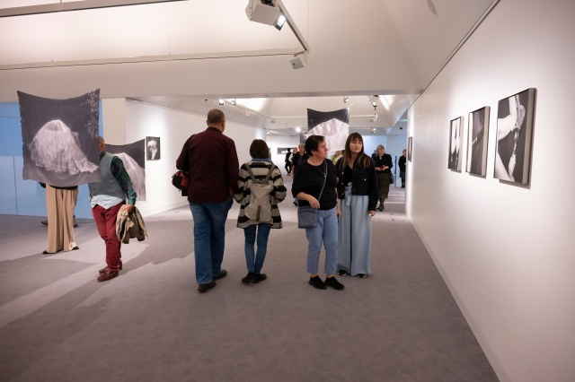 Wystawa „Posag” Dominiki Głowali w Galerii Poziom 4. Filharmonii w Szczecinie. Fot. Kamila Kozioł Nowy cykl wystawienniczy 78. sezonu Filharmonii w Szczecinie [ROZMOWA, ZDJĘCIA]