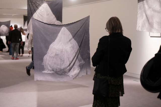 Wystawa „Posag” Dominiki Głowali w Galerii Poziom 4. Filharmonii w Szczecinie. Fot. Kamila Kozioł Nowy cykl wystawienniczy 78. sezonu Filharmonii w Szczecinie [ROZMOWA, ZDJĘCIA]