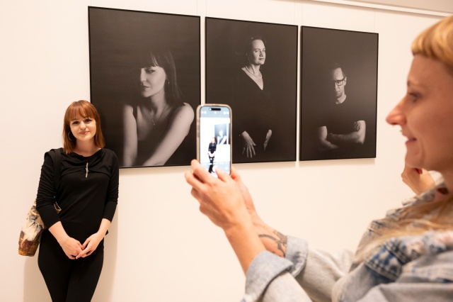 Wystawa „Artyści” Olgi Iwanow w Galerii Art.Room. Fot. Kamila Kozioł Nowy cykl wystawienniczy 78. sezonu Filharmonii w Szczecinie [ROZMOWA, ZDJĘCIA]