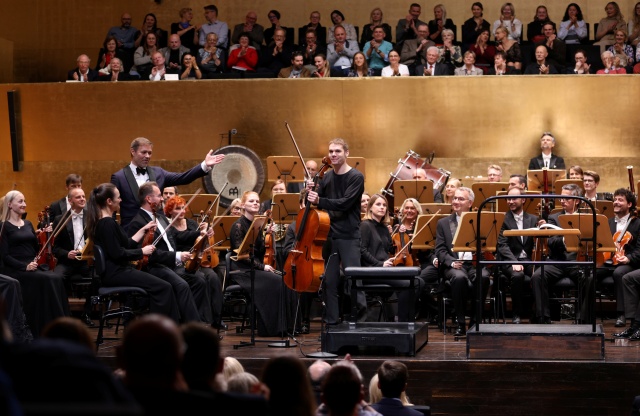Bruno Phillippe – wiolonczelista przyjmuje owacyjne brawa publiczności. Fot. Cezary Aszkiełowicz Wirtuozowskie rozpoczęcie 78. sezonu artystycznego Filharmonii w Szczecinie [POSŁUCHAJ, ZDJĘCIA]