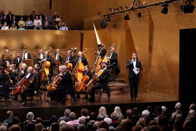 Przemysław Neumann – dyrygent, dyrektor naczelny i artystyczny Filharmonii w Szczecinie wita melomanów koncertu inaugurującego sezon artystyczny 2025/2026. Fot. Cezary Aszkiełowicz Wirtuozowskie rozpoczęcie 78. sezonu artystycznego Filharmonii w Szczecinie [POSŁUCHAJ, ZDJĘCIA]