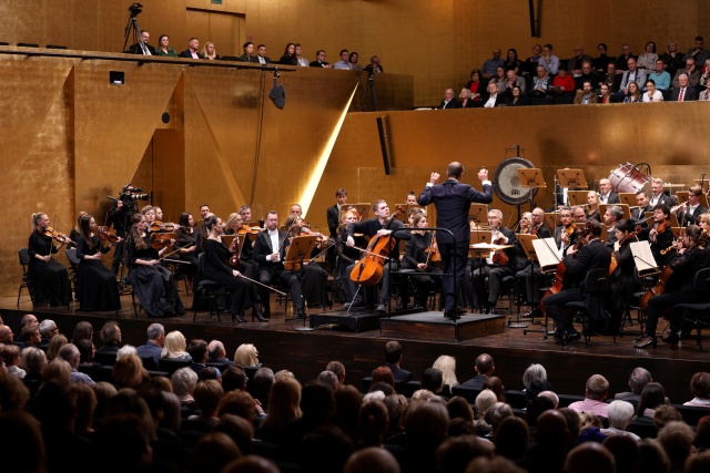 Bruno Phillippe – wiolonczelista gra z Orkiestrą Symfoniczną Filharmonii im. Mieczysława Karłowicza w Szczecinie pod batutą Przemysława Neumanna. Fot. Cezary Aszkiełowicz Wirtuozowskie rozpoczęcie 78. sezonu artystycznego Filharmonii w Szczecinie [POSŁUCHAJ, ZDJĘCIA]