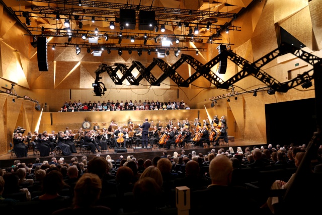 Bruno Phillippe (wiolonczela) i Orkiestra Symfoniczna Filharmonii im. Mieczysława Karłowicza w Szczecinie pod batutą Przemysława Neumanna. Fot. Cezary Aszkiełowicz Wirtuozowskie rozpoczęcie 78. sezonu artystycznego Filharmonii w Szczecinie [POSŁUCHAJ, ZDJĘCIA]