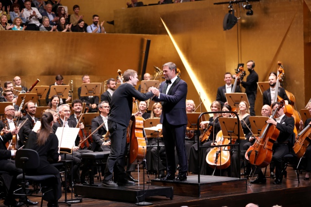 Wspólne podziękowana wiolonczelisty Bruno Phillippe'a (od lewej) i dyrygenta Przemysława Neumanna za koncert. Fot. Cezary Aszkiełowicz Wirtuozowskie rozpoczęcie 78. sezonu artystycznego Filharmonii w Szczecinie [POSŁUCHAJ, ZDJĘCIA]