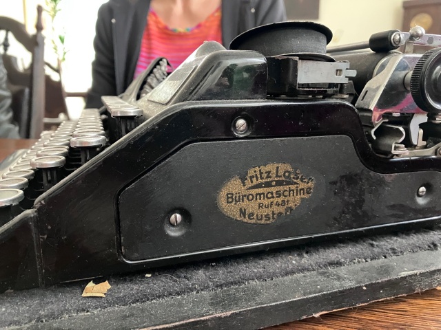 Tabliczka znamionowa maszyny, świadcząca, że została wyprodukowana w Neustettin (obecnie Szczecinek). Fot. Agata Rokicka [Radio Szczecin] Pamiątki po pisarzu, Janie Papudze trafiły do Książnicy Pomorskiej [POSŁUCHAJ]