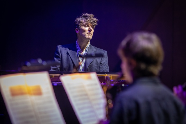 Marcin Masecki – pianista, kompozytor, aranżer, dyrygent. Fot. Sebastian Wołosz Marcin Masecki | „To jest muzyka, która czekała we mnie, żeby zostać opowiedzianą...” [ROZMOWA z ARTYSTĄ, ZDJĘCIA]