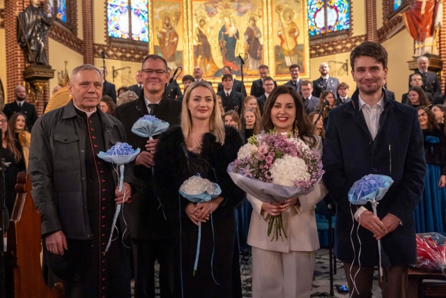 Proboszcz ksiądz prałat Aleksander Ziejewski Bazyliki Mniejszej pw. św. Jana Chrzciciela w Szczecinie (od lewej), Janusz Lewandowski – baryton, Yana Hudzovska – sopranistka, Sylwia Fabiańczyk-Makuch – dyrygentka i Michał Ziółkowski – kompozytor przyjmują owacyjne brawa publiczności. Fot. Diana Marczewska Michał Ziółkowski dedykuje dzieło Chórowi Politechniki Morskiej. Prapremiera w Szczecinie [ROZMOWA z KOMPOZYTOREM, ZDJĘCIA]