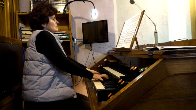 Olena Maceluch – organistka. Fot. Oleksandr Kusnezh Pamięci Bezimiennego Bohatera z Cmentarza Orląt Lwowskich [POSŁUCHAJ, ZDJĘCIA]