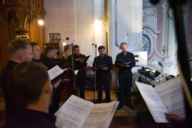 Zespół wokalny Kalophonia pod dyrekcją Tarasa Hrudovyi'a. Fot. Konsulat Generalny RP we Lwowie Pamięci Bezimiennego Bohatera z Cmentarza Orląt Lwowskich [POSŁUCHAJ, ZDJĘCIA]