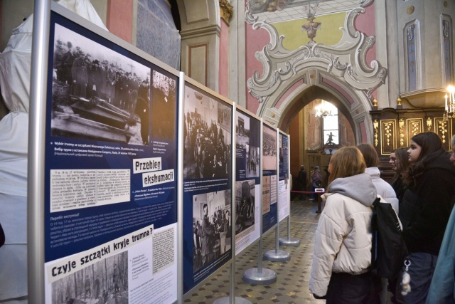 Wystawa "Żołnierska pamięć" przygotowana przez Konsulat Generalny RP we Lwowie w opracowaniu Mateusza Napieralskiego. Katedra Lwowska, 31.10.2025. Fot. Konsulat Generalny RP we Lwowie Pamięci Bezimiennego Bohatera z Cmentarza Orląt Lwowskich [POSŁUCHAJ, ZDJĘCIA]
