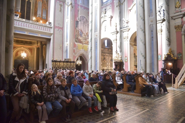 Wierni na Mszy Świętej w Katedrze Lwowskiej. Fot. Konsulat Generalny RP we Lwowie Pamięci Bezimiennego Bohatera z Cmentarza Orląt Lwowskich [POSŁUCHAJ, ZDJĘCIA]