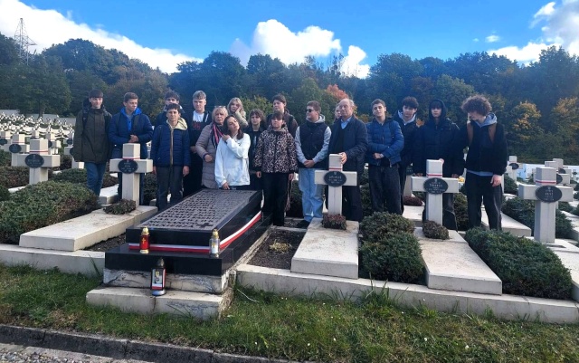 Uczniowie Liceum nr 10 im. św. Marii Magdaleny we Lwowie uczestniczą w lekcjach historii prowadzonych na Cmentarzu Orląt Lwowskich przez nauczycielki szkoły i Pana Janusza Balickiego – prezesa Polskiego Towarzystwa Opieki nad Grobami Wojskowymi we Lwowie. Fot. Liceum nr 10 im. św. Marii Magdaleny we Lwowie Pamięci Bezimiennego Bohatera z Cmentarza Orląt Lwowskich [POSŁUCHAJ, ZDJĘCIA]