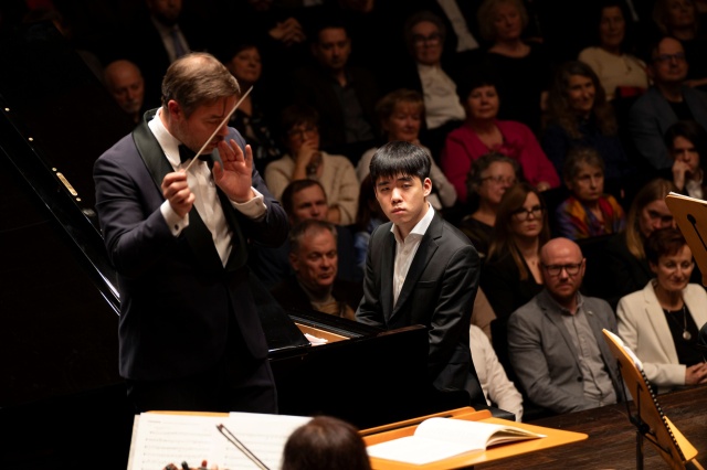 Przemysław Neumann – dyrygent i Kevin Chen – pianista. Fot. Kamila Kozioł [Filharmonia w Szczecinie] Kevin Chen zagrał w Złotej Sali Filharmonii [ROZMOWA, ZDJĘCIA]