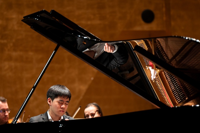 Kevin Chen – pianista. Fot. Kamila Kozioł [Filharmonia w Szczecinie] Kevin Chen zagrał w Złotej Sali Filharmonii [ROZMOWA, ZDJĘCIA]