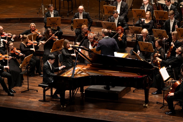 Kevin Chen – pianista gra z Orkiestrą Symfoniczną Filharmonii w Szczecinie pod dyrekcją Przemysława Neumanna. Fot. Kamila Kozioł [Filharmonia w Szczecinie] Kevin Chen zagrał w Złotej Sali Filharmonii [ROZMOWA, ZDJĘCIA]