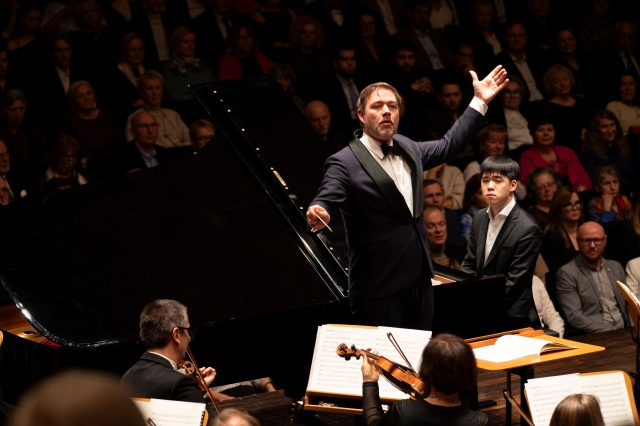 Przemysław Neumann – dyrygent i Kevin Chen – pianista z Orkiestrą Symfoniczną Filharmonii w Szczecinie. Fot. Kamila Kozioł [Filharmonia w Szczecinie] Kevin Chen zagrał w Złotej Sali Filharmonii [ROZMOWA, ZDJĘCIA]