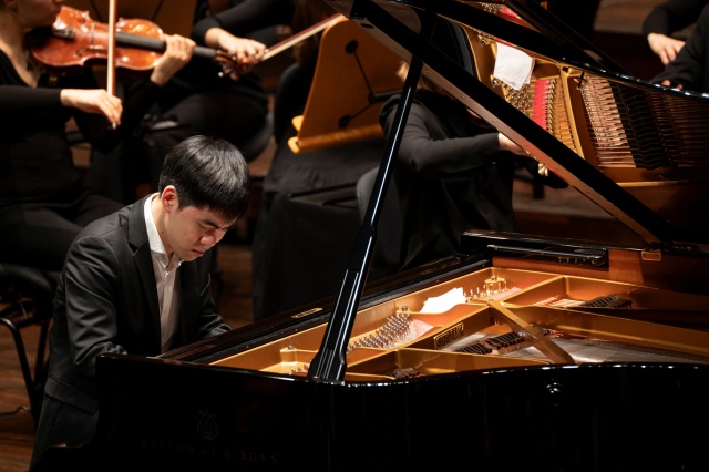 Kevin Chen – pianista. Fot. Kamila Kozioł [Filharmonia w Szczecinie] Kevin Chen zagrał w Złotej Sali Filharmonii [ROZMOWA, ZDJĘCIA]