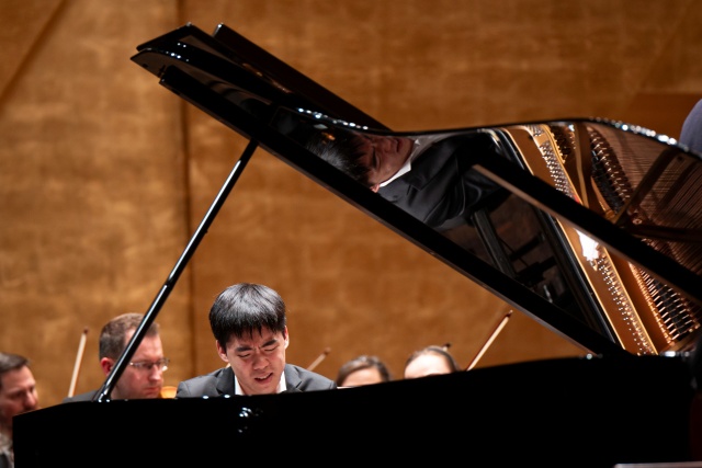 Kevin Chen – pianista. Fot. Kamila Kozioł [Filharmonia w Szczecinie] Kevin Chen zagrał w Złotej Sali Filharmonii [ROZMOWA, ZDJĘCIA]