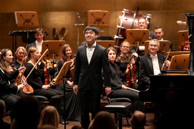 Kevin Chen – pianista przyjmuje owacyjne brawa publiczności. Fot. Kamila Kozioł [Filharmonia w Szczecinie] Kevin Chen zagrał w Złotej Sali Filharmonii [ROZMOWA, ZDJĘCIA]