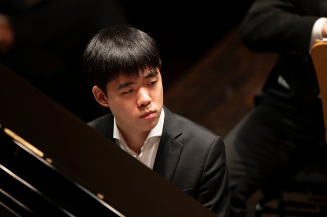 Kevin Chen – pianista. Fot. Kamila Kozioł [Filharmonia w Szczecinie] Kevin Chen zagrał w Złotej Sali Filharmonii [ROZMOWA, ZDJĘCIA]