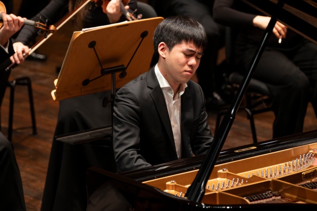 Kevin Chen – pianista. Fot. Kamila Kozioł [Filharmonia w Szczecinie] Kevin Chen zagrał w Złotej Sali Filharmonii [ROZMOWA, ZDJĘCIA]