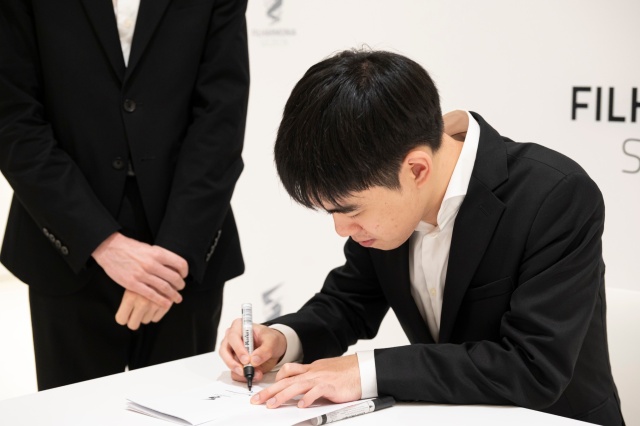 Kevin Chen – pianista składa autografy publiczności. Fot. Kamila Kozioł [Filharmonia w Szczecinie] Kevin Chen zagrał w Złotej Sali Filharmonii [ROZMOWA, ZDJĘCIA]